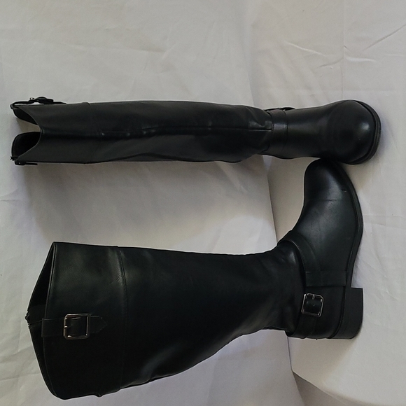 Women Boots - Picture 2 of 4